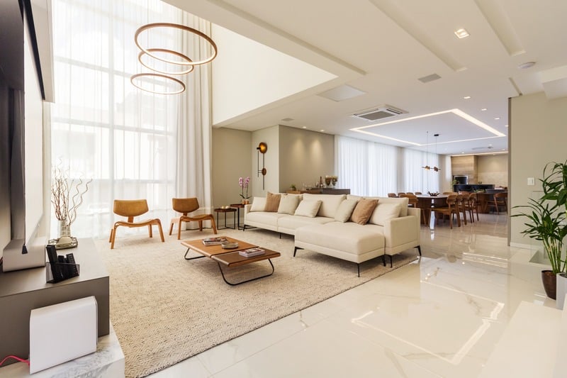 Sala de estar iluminada com sofá claro