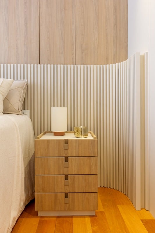 Sala integrada com mesa de jantar redonda