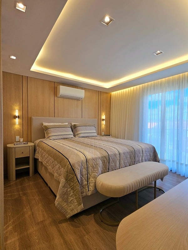 Quarto com iluminação indireta