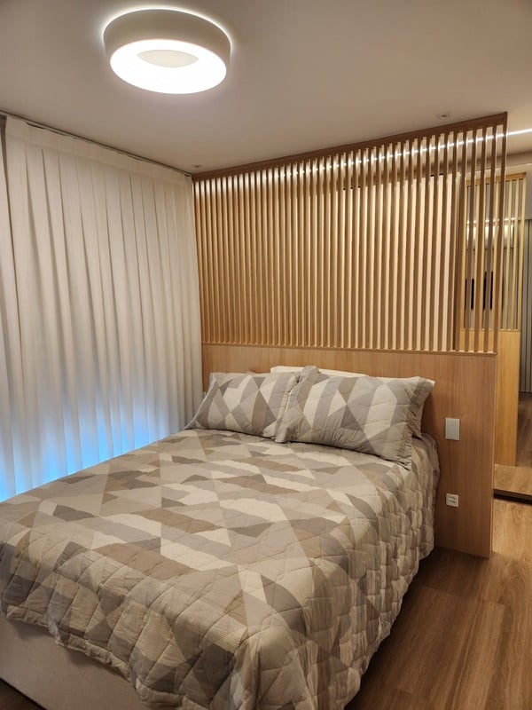 Quarto com cortinas claras