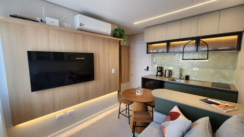 Cozinha com armários em madeira