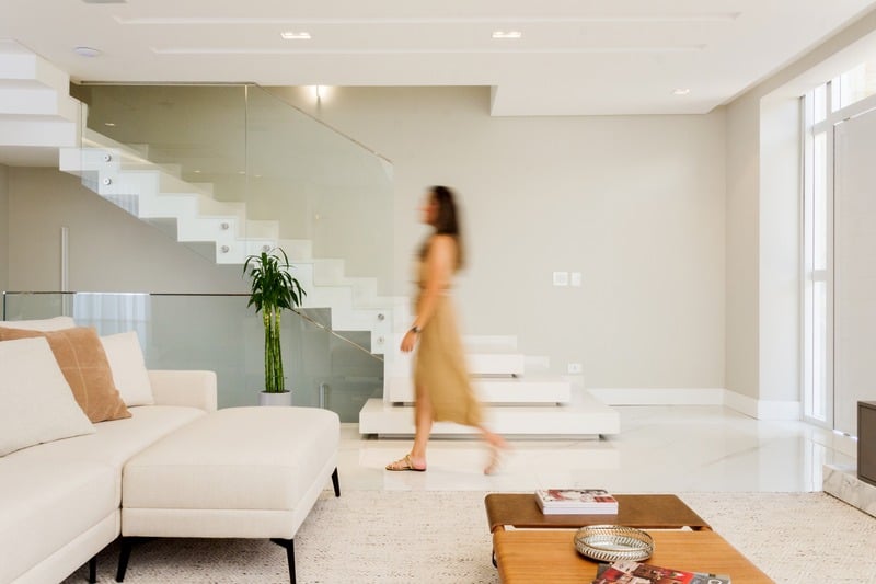 Cozinha planejada em tons neutros