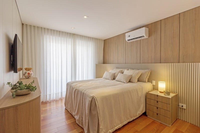 Quarto aconchegante com enxoval claro